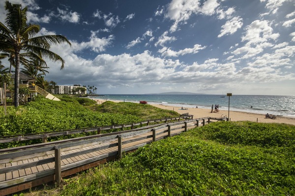 Beach nearby, sun-loungers, beach towels