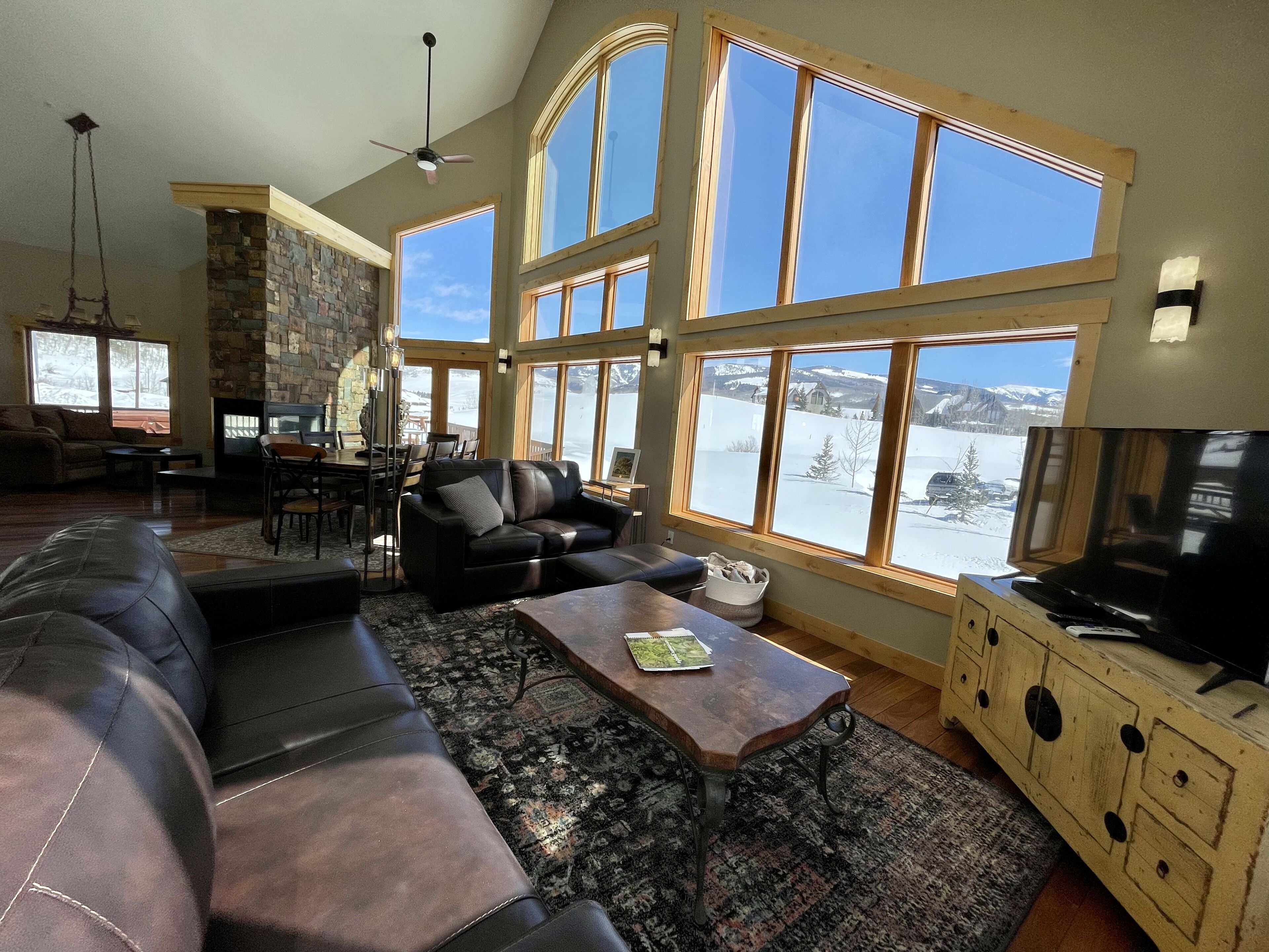 Breathtaking Views, Hot Tub, Huge Decks, Same Day Booking | Earhart