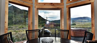 Breathtaking Views, Hot Tub, Huge Decks, Same Day Booking | Earhart