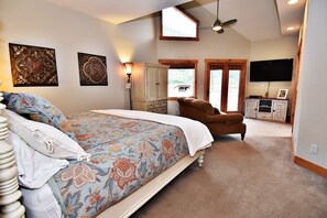 7 bedrooms, desk, iron/ironing board, WiFi - Breathtaking Views, Hot Tub, Huge Decks, Same Day Booking | Earhart (Crested Butte)