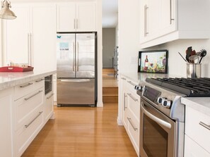 Réfrigérateur, four à micro-ondes, un four, surface de cuisson