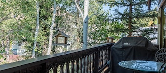 Pesca y ciclismo justo afuera de su puerta en este condominio de Cozy Warm Springs