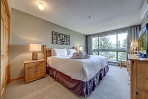 3 bedrooms, desk, iron/ironing board, free WiFi