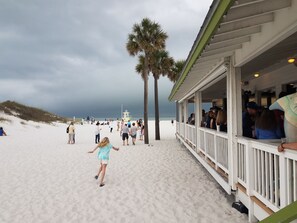 Perto da praia, espreguiçadeiras, toalhas de praia 