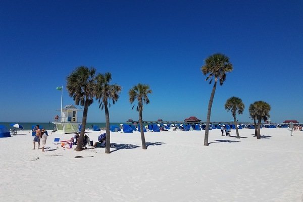 Perto da praia, espreguiçadeiras, toalhas de praia