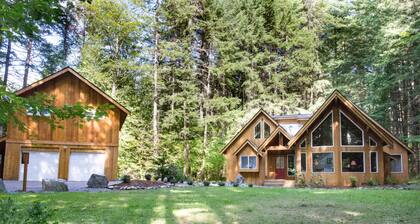 "Elk Hollow" Mountain Home Near Mount Rainier and Crystal Mountain Ski Area, WA