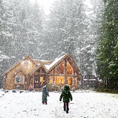"Elk Hollow" Mountain Home Near Mount Rainier and Crystal Mountain Ski Area, WA 