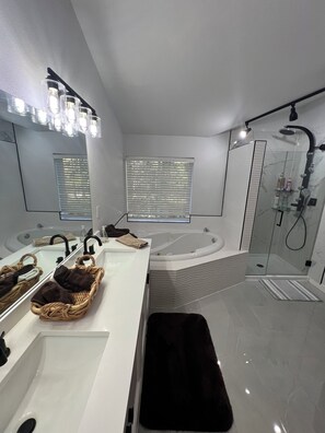 Dusche, Whirlpool, Haartrockner, Handtücher