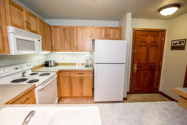 Een koelkast, een magnetron, een oven, een kookplaat