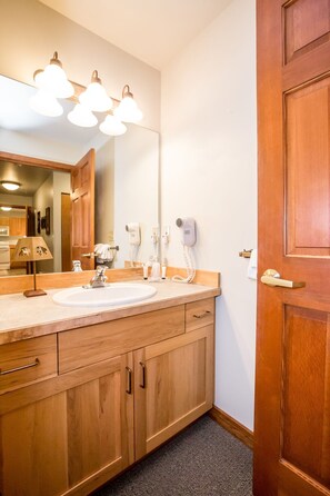 Een bad/douchecombinatie, handdoeken