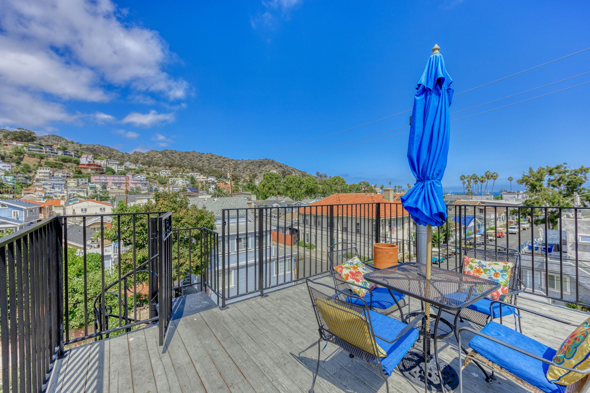 302CL: Spacious Two Story Home, Balcony and Roof Top, 2 Blocks to Beach, Restaur