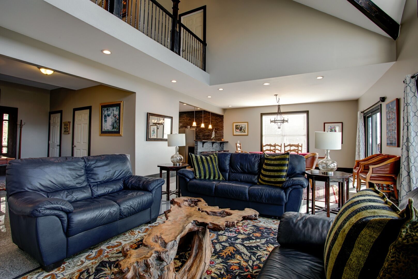 Long View; Luxury, terrific views, Hot Tub, Relaxing & Secluded! Asheville-Hendersonville