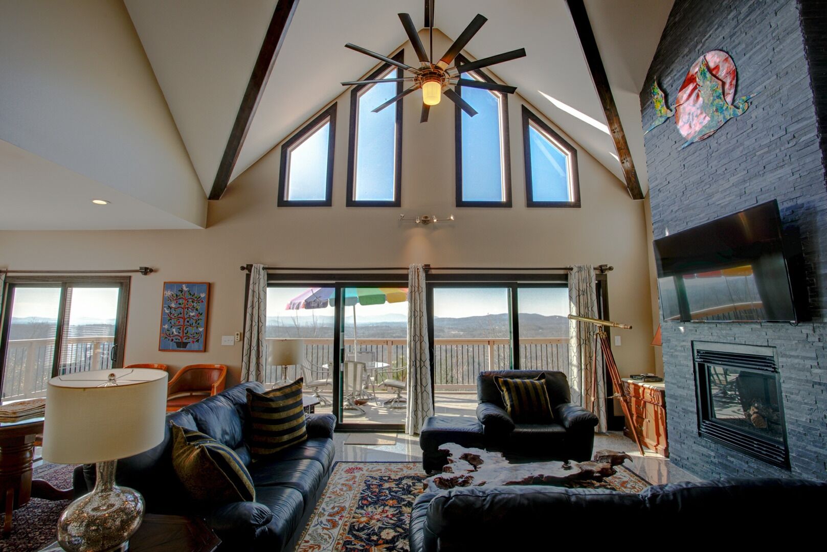 Long View; Luxury, terrific views, Hot Tub, Relaxing & Secluded! Asheville-Hendersonville