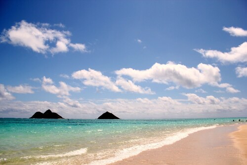 Just steps from the sand—enjoy a pool, hot tub, bikes, beach gear & more!