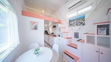 Refrigerador, microondas, parrilla de estufa y cafetera y tetera