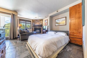 Tabla de planchar con plancha, wifi gratis y ropa de cama