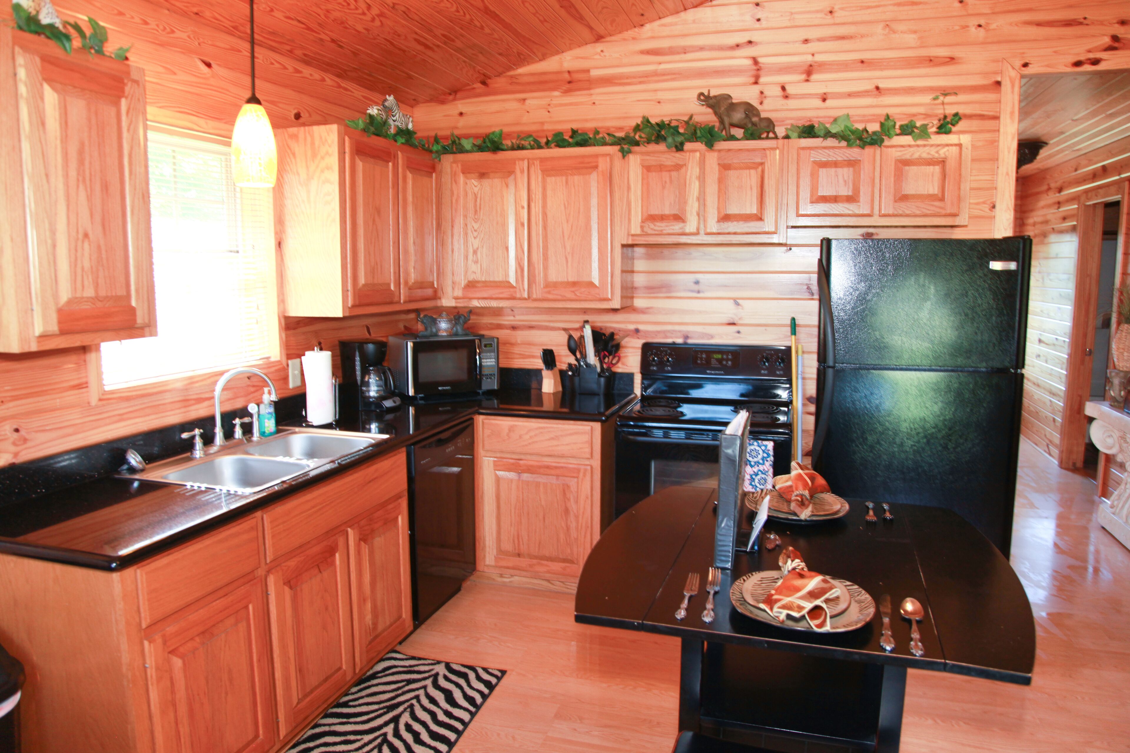 Secluded luxury cabin on 450 acres with hot tub, 4wheeler trails
