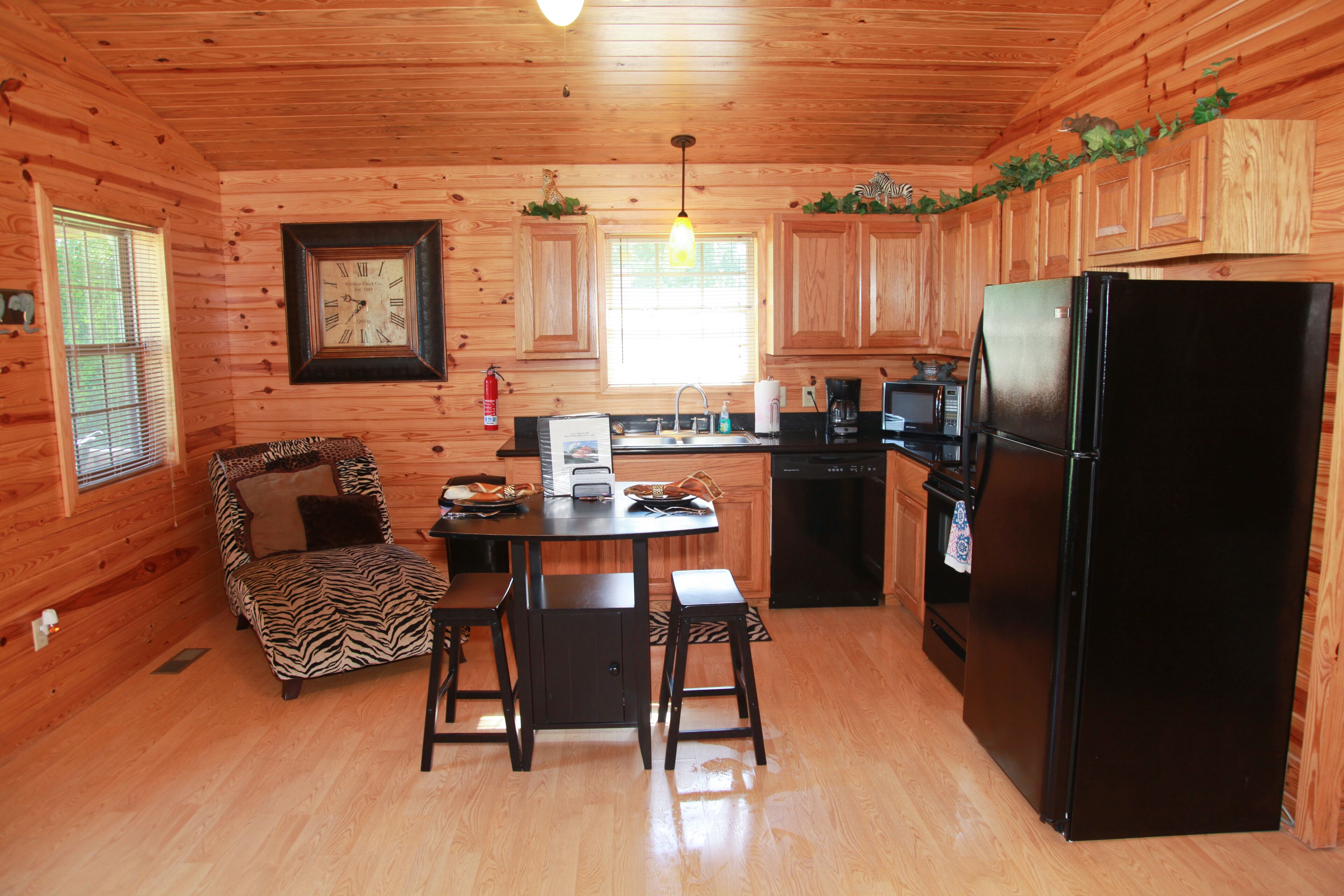 Secluded luxury cabin on 450 acres with hot tub, 4wheeler trails