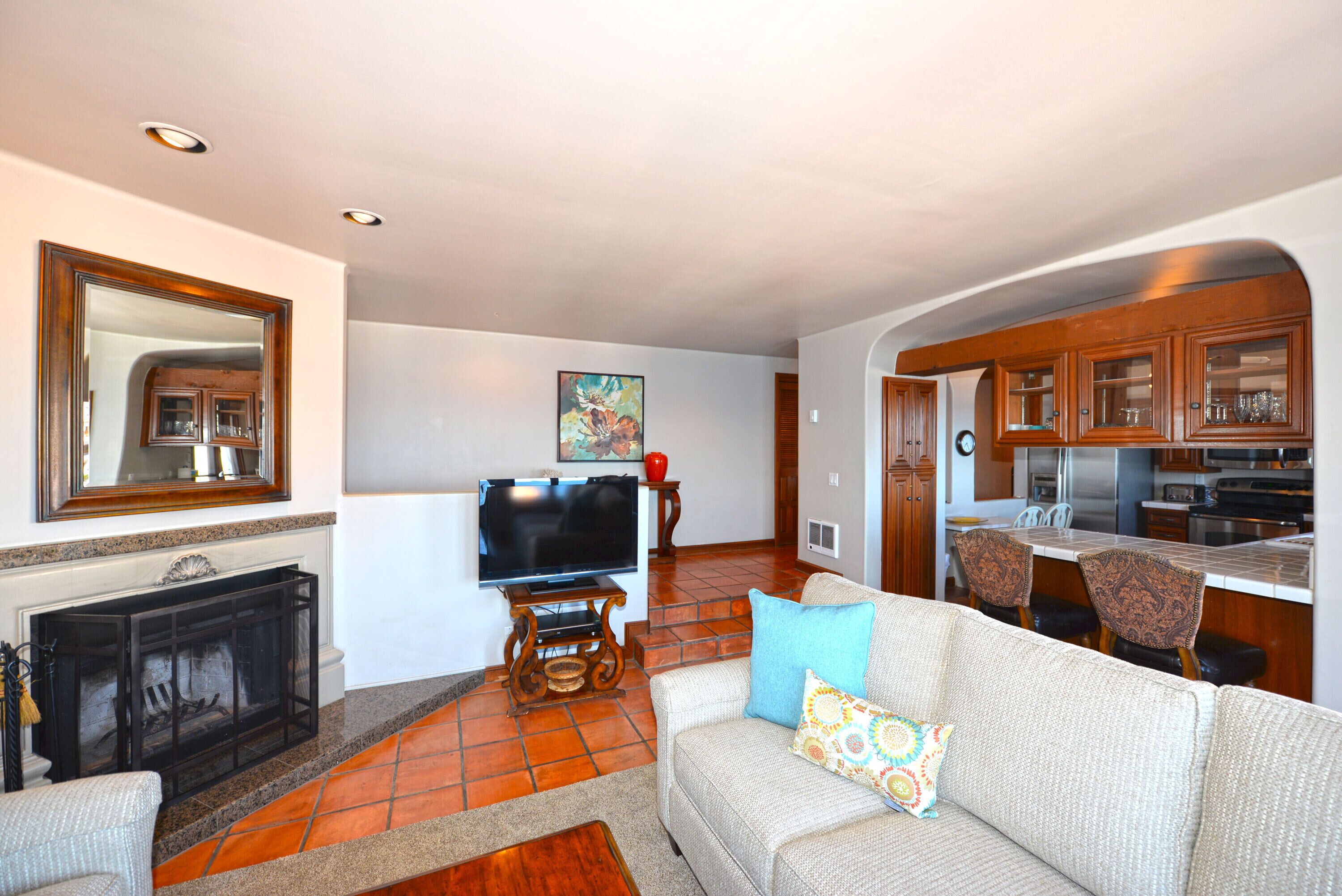 H319: Luxurious Villa w/ Spectacular Views, Fireplace, Romantic Private Balcony