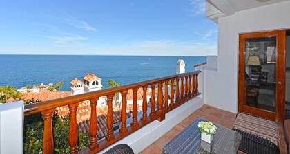 H319: 1BD Villa w/ Spectacular Views,Fireplace,Romantic Private Balcony,NEW Cart