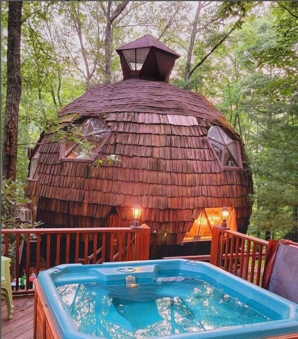 Outdoor spa tub