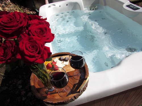  Sundance Pet friendly log cabin with hot tub wifi gas grill waterfall hiking