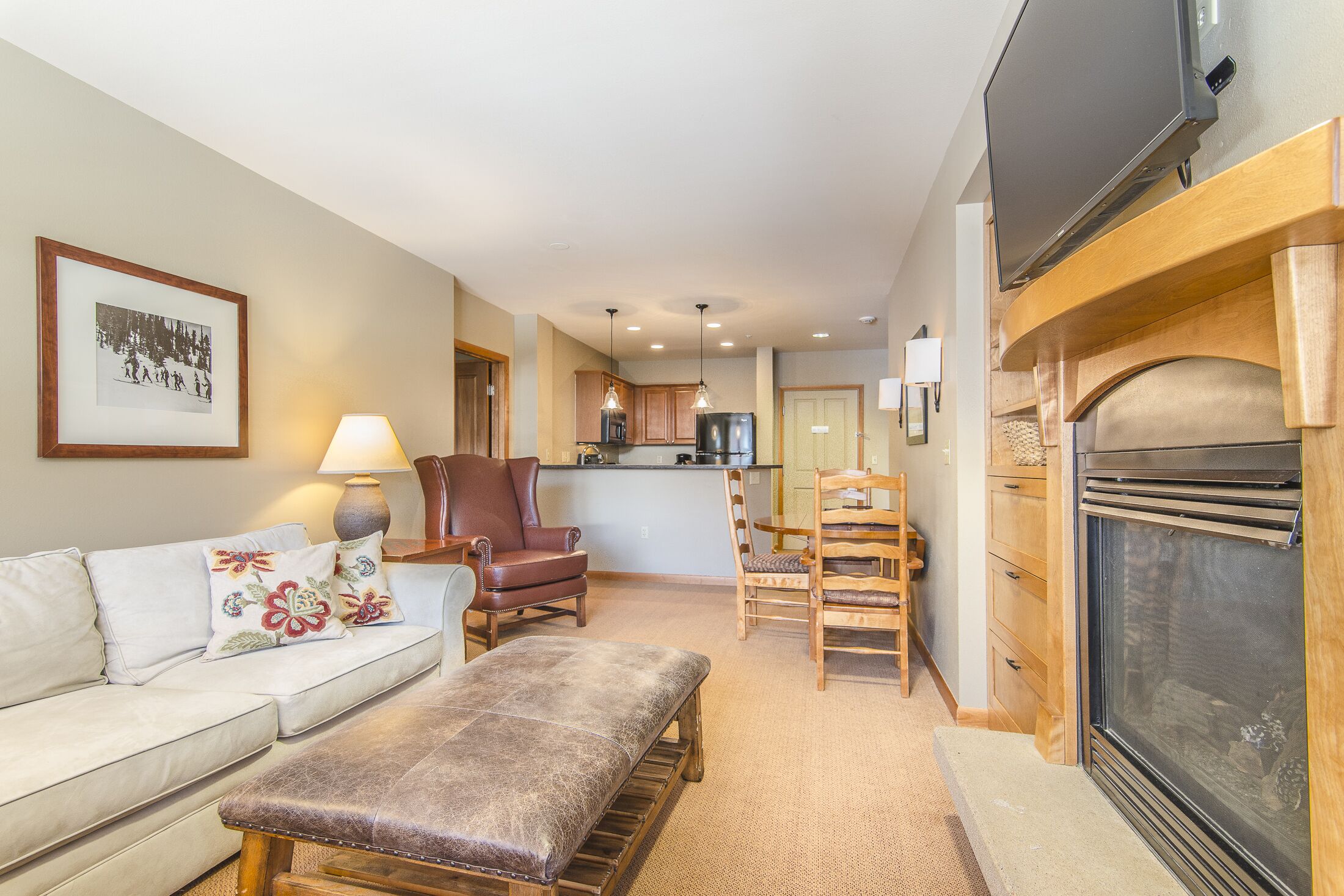 UPDATED Ski in Ski out condo with private washer/dryer. Access to hot tub