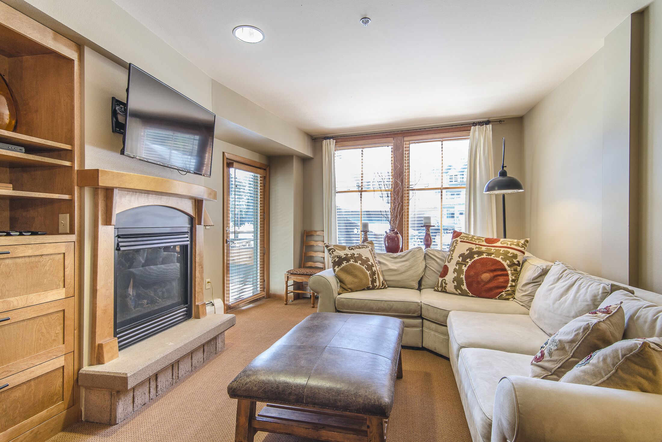 UPDATED Ski in Ski out condo with private washer/dryer. Access to hot tub