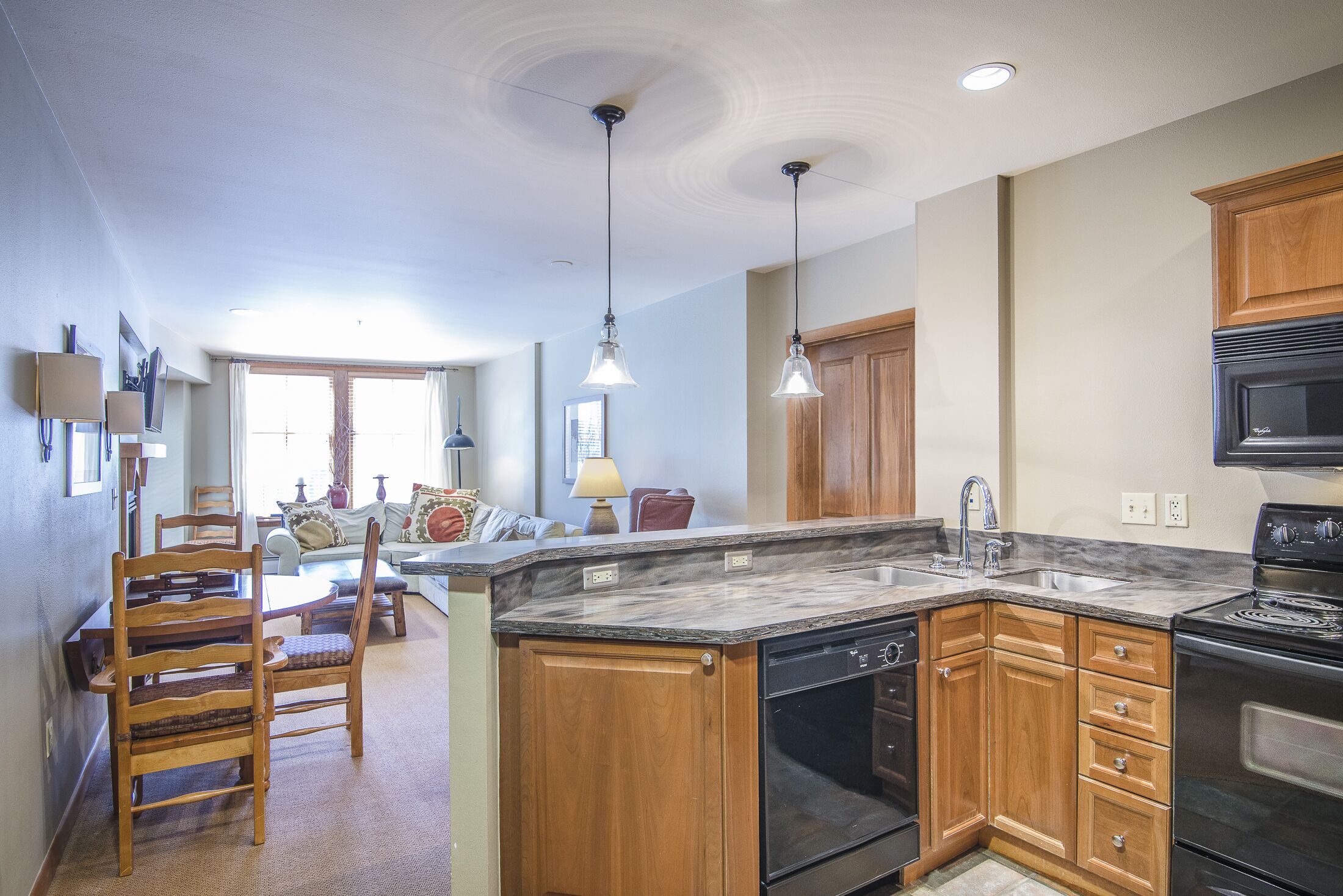 UPDATED Ski in Ski out condo with private washer/dryer. Access to hot tub