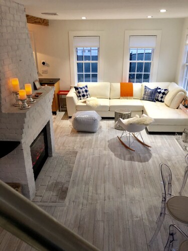 Beachy right near “Children’s” Beach, near town and walking distance from Ferry.