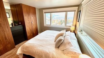 3 bedrooms, desk, iron/ironing board, free WiFi