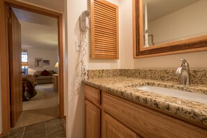 Ensemble douche/baignoire, sèche-cheveux, serviettes fournies