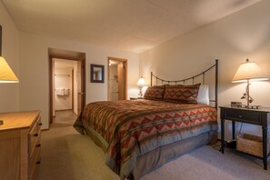 1 bedroom, iron/ironing board, free WiFi, bed sheets - Great "Ski-in/ski-out" condo, free wifi, & parking. (Copper Mountain)