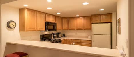 Een koelkast, een magnetron, een oven, een kookplaat