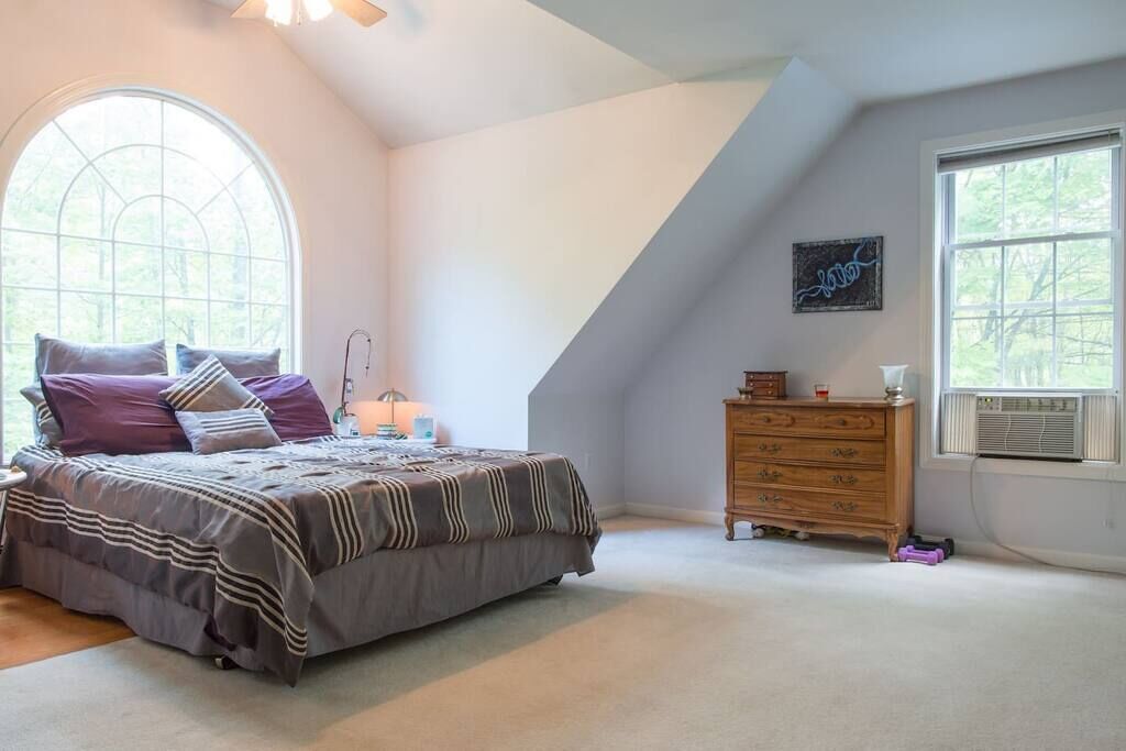 Large Home w/Hottub, Bar, Movie Theater, Large Deck, and Game Room