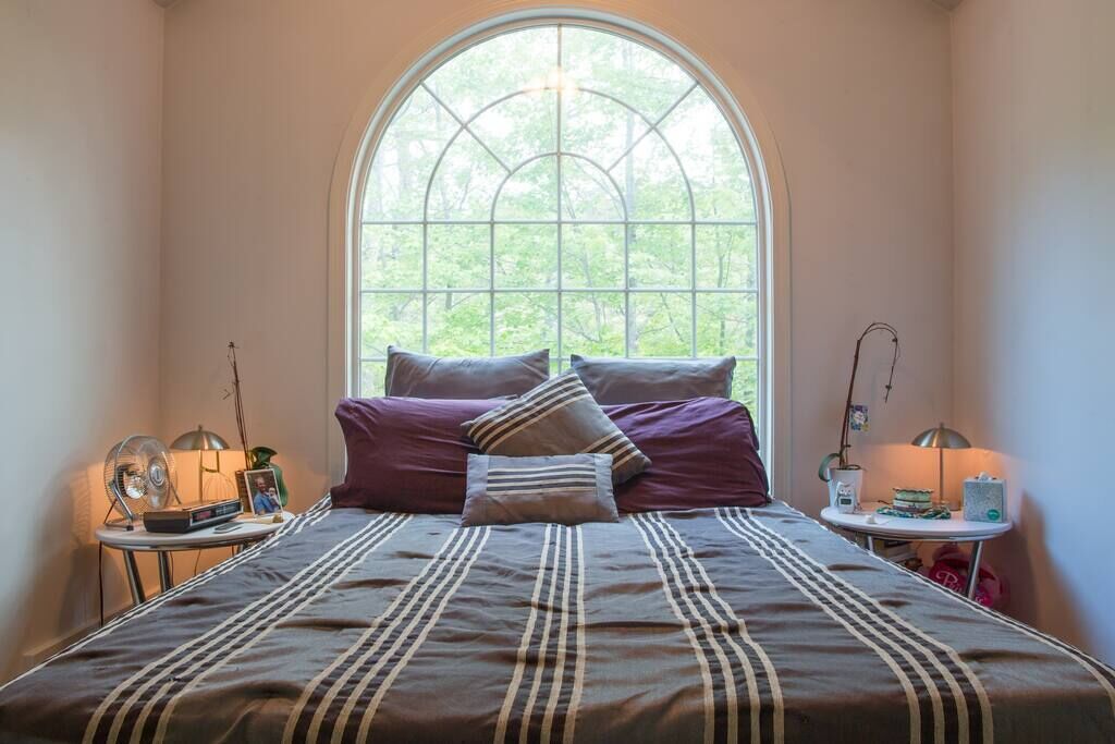 Large Home w/Hottub, Bar, Movie Theater, Large Deck, and Game Room