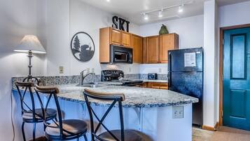 Refrigerador, microondas, horno, placa de cocina