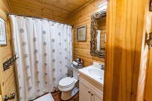 Combined shower/bathtub, hair dryer, towels, soap - Apple Blossom Cottage! HT Extra Cost (Orrtanna)