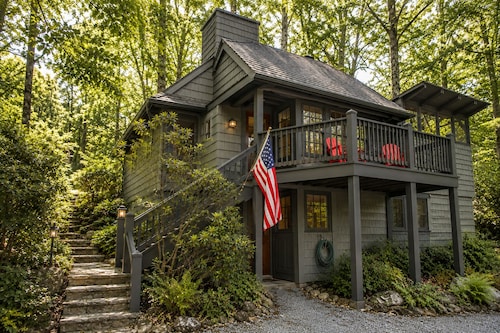 Luxury Treetop Cottage | Artist's Retreat | Walk to Highlands Main St