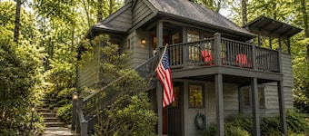 Luxury Treetop Cottage | Artist's Retreat | Walk to Highlands Main St
