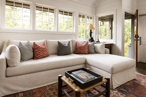 Smart TV, books, music library - Luxury Treetop Cottage | Artist's Retreat | Walk to Highlands Main St (Highlands)