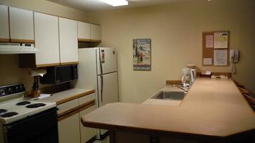 Een koelkast, een magnetron, een oven, een kookplaat