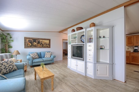TV, fireplace, books. Bear Creek Ranch in tranquil setting near Yosemite Valley/Merced River