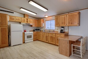 Frigorifero, microonde, forno, piano cottura