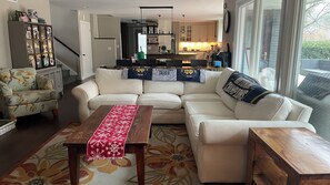 Smart TV, lareira, DVD player, livros