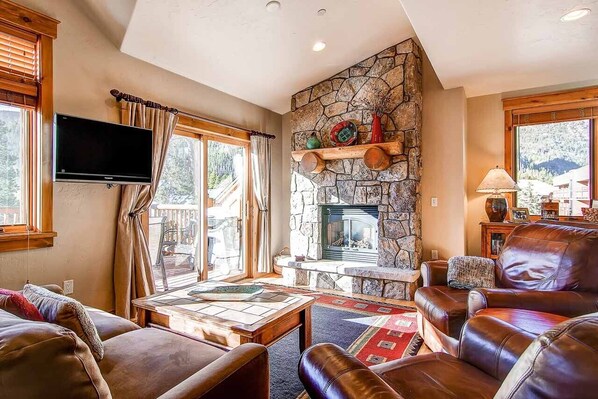 Televisión, chimenea, reproductor de DVD