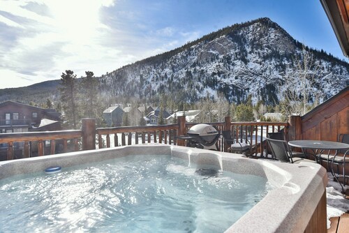 Mt. Victoria Lodge Penthouse Condo: Downtown, Hot Tub