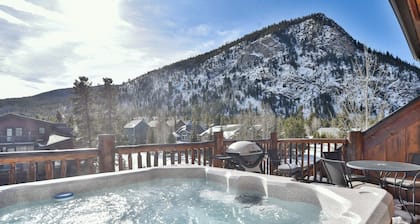 Mt. Victoria Lodge Penthouse Condo: Downtown, Hot Tub