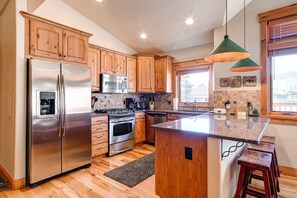 Refrigerador, microondas, placa de cocina, lavavajillas