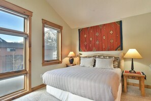 3 bedrooms, iron/ironing board, internet, bed sheets